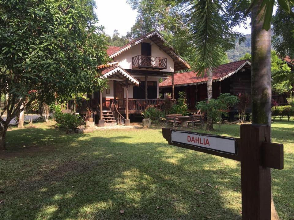 Rustic Chalet - Dahlia N Mawar At Sedim Vista Kulim Exterior photo