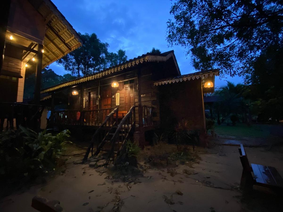 Rustic Chalet - Dahlia N Mawar At Sedim Vista Kulim Exterior photo